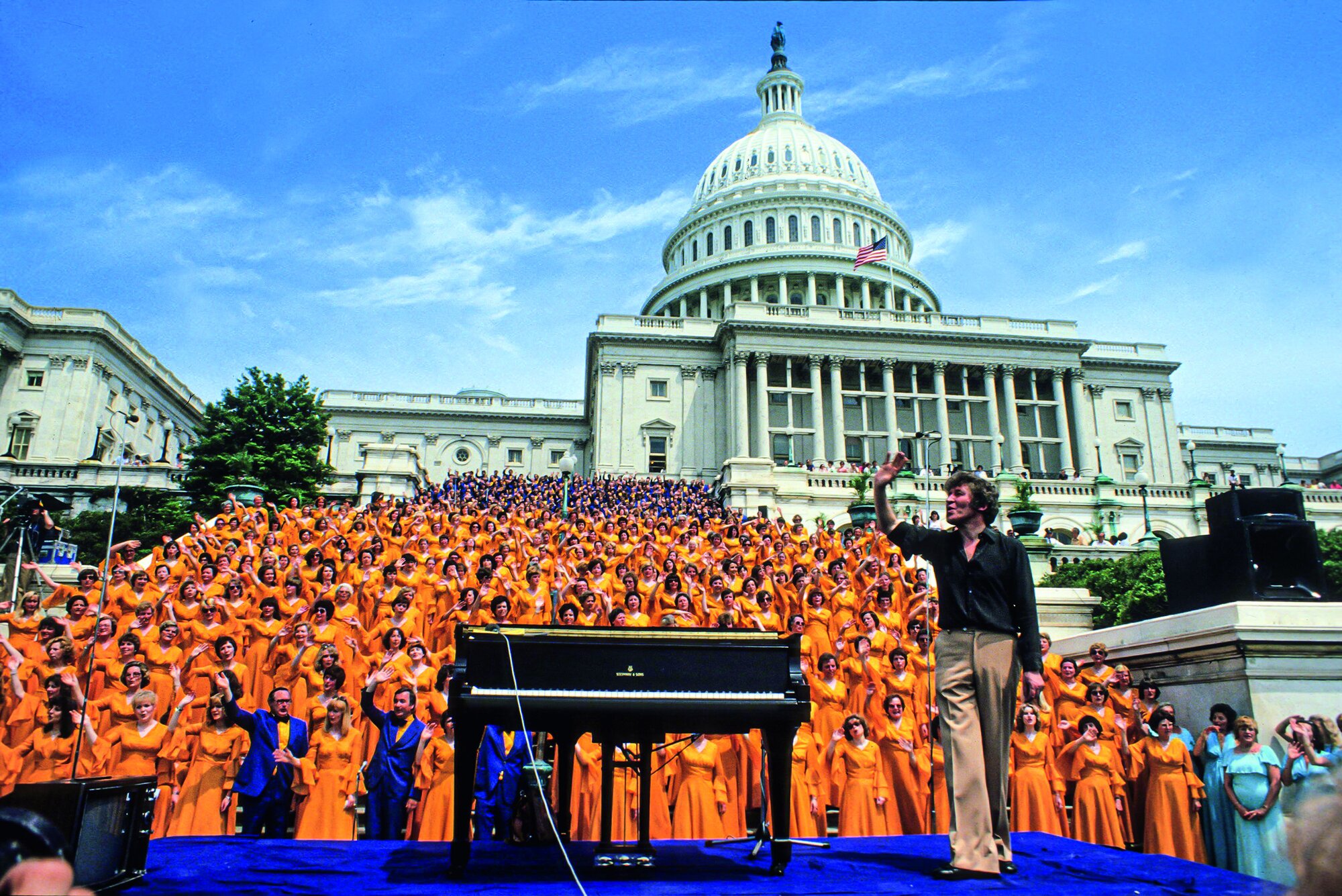 Fischer-Chöre: GotthilfFischer mit seinem Chor 1978 vor dem Kapitol in Washington/USA. Heute, fünf Jahre nach seinem Tod, wird seine Musik millionenfach gestreamt