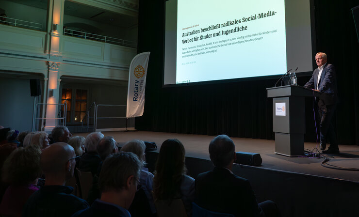 Pro. Manfred Spitzer beim Vortrag über die Gefahren digitaler Medien für Kinder und Jugendliche beim RC Kempten