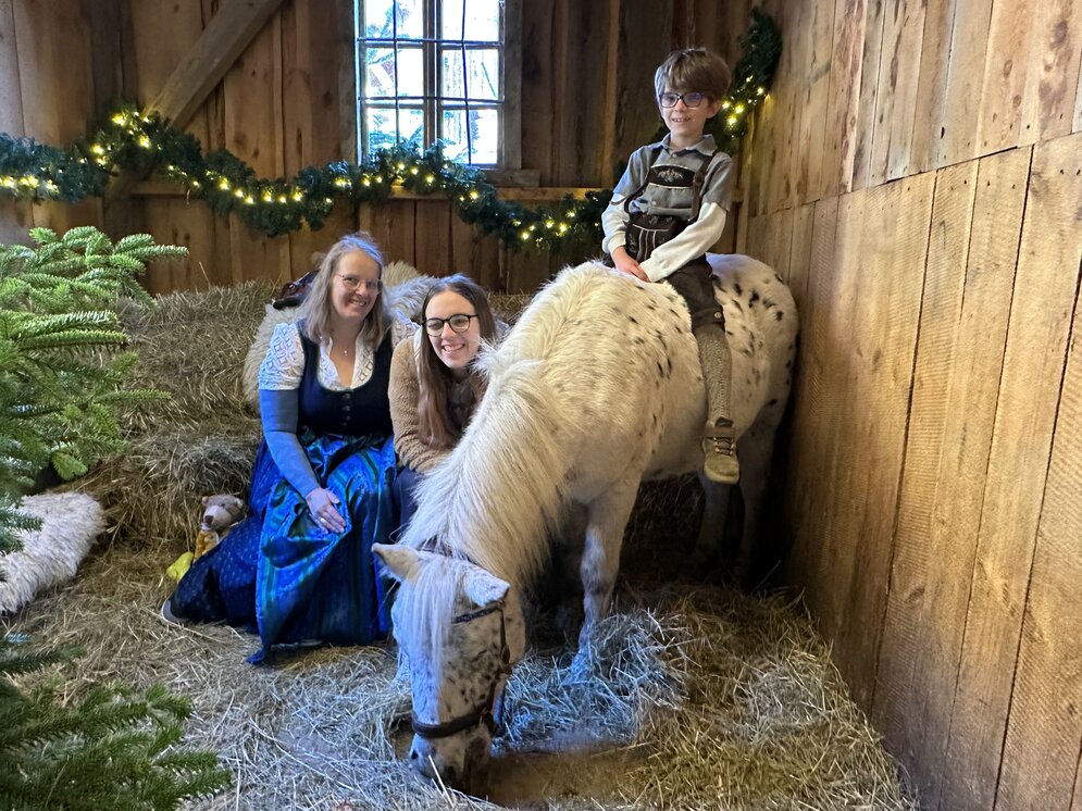 Elias und seine Schwester finden gemeinsam mit ihrer Mutter (links) einen Ort der Hoffnung im Lichtblickhof