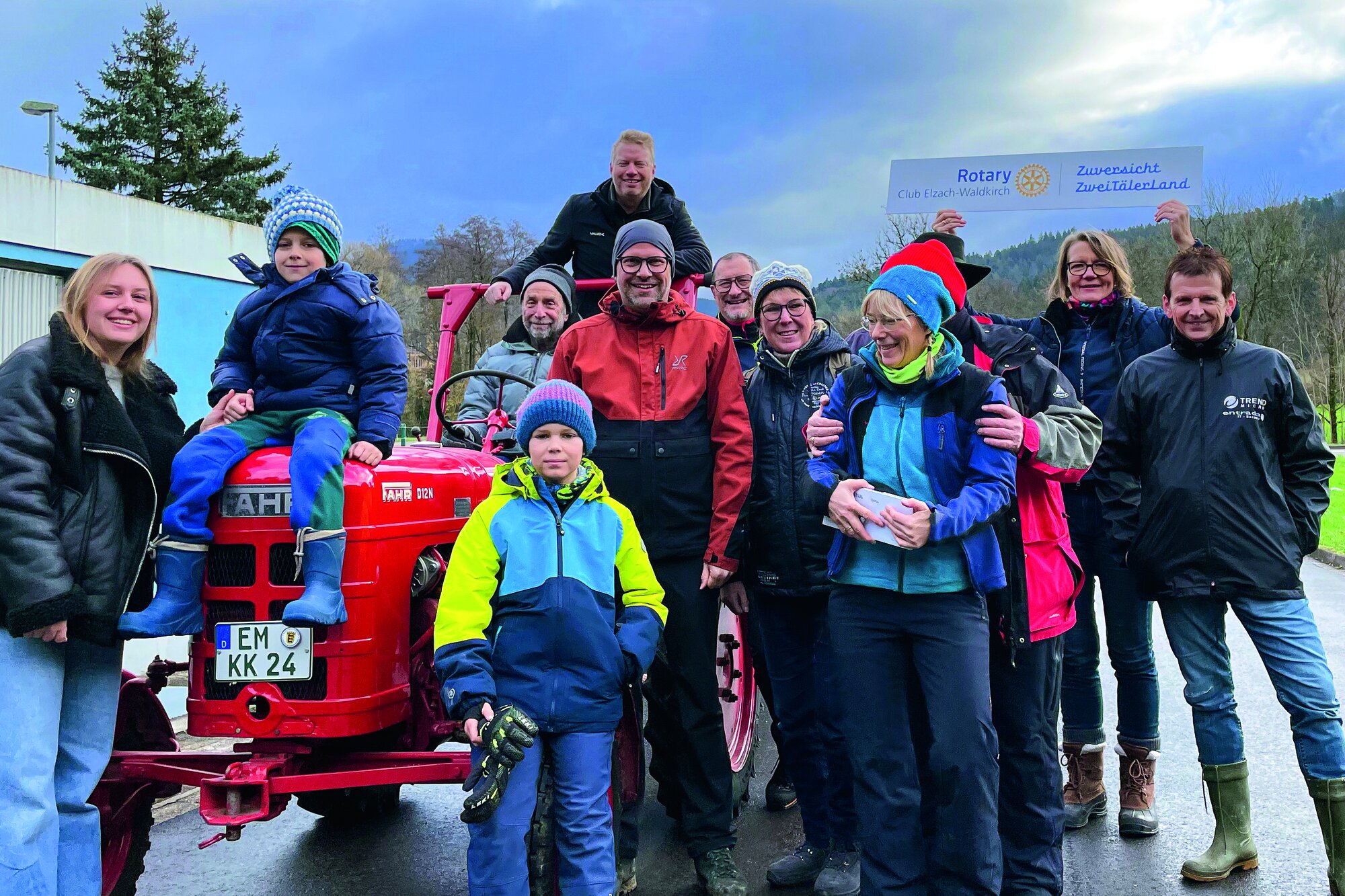 Mitglieder des RC Elzach-Waldkirch und ihre ­Familien bei der Mistel­ernte. Der ­Erlös finanziert die Ini­tiative „Zuversicht ZweiTälerLand“