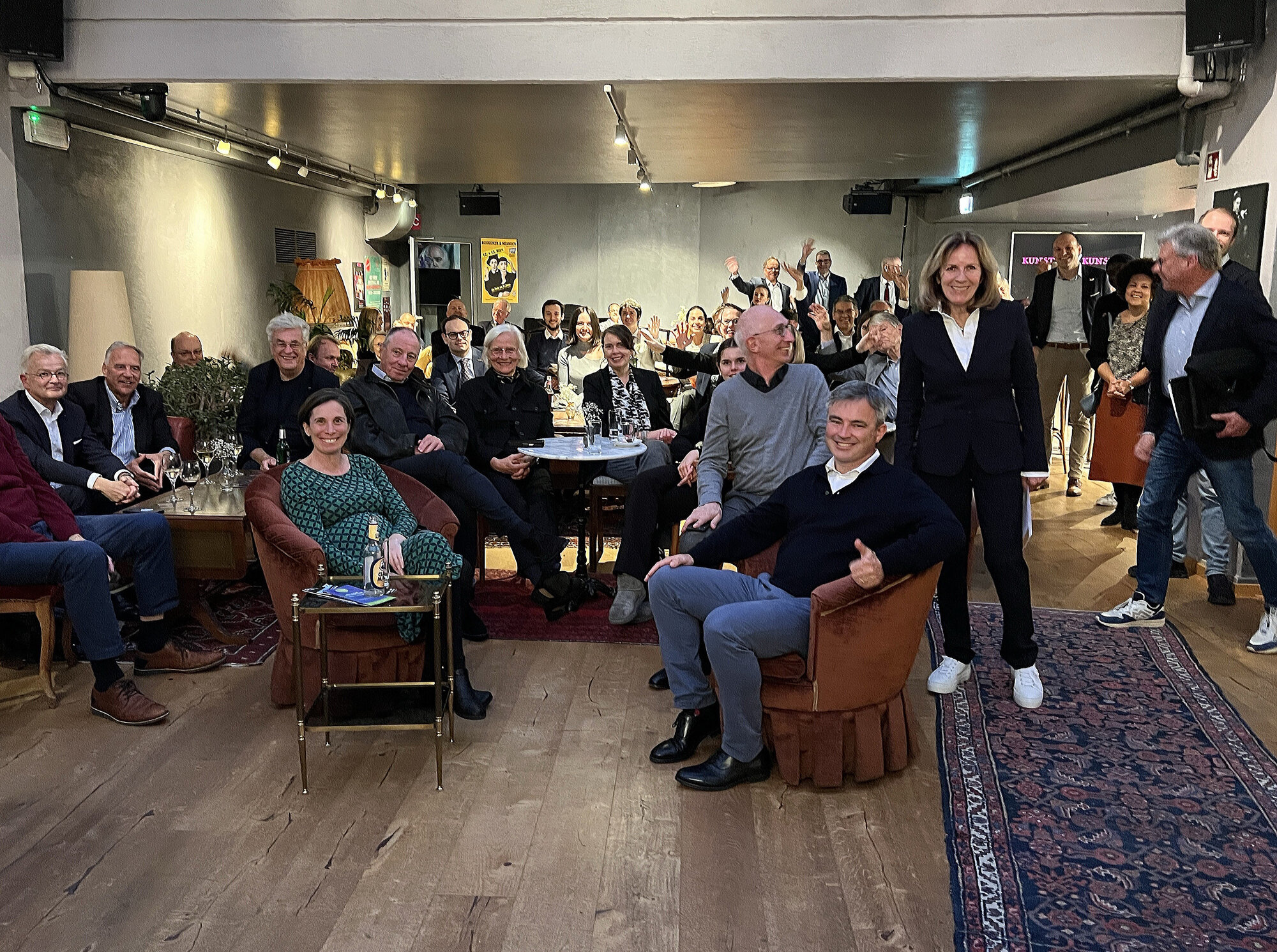 Gemeinsam gut gelaunt: Gisela Falk (rechts, stehend) besuchte die Frankfurter Clubs Gemeinsam gut gelaunt: Gisela Falk (rechts, stehend) besuchte die Frankfurter Clubs