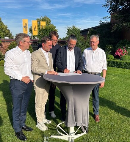 Der RC Münster-Aasee und die DLRG Münster schlossen einen Kooperationsvertrag zur Unterstützung und für ein größeres Angebot an Schwimmkursen. Die Schwimmkurse starten jetzt. Von links: Dr. med. Ulrich Lepsien, Vorsitzender Förderverein RC Münster Der RC Münster-Aasee und die DLRG Münster schlossen einen Kooperationsvertrag zur Unterstützung und für ein größeres Angebot an Schwimmkursen. Die Schwimmkurse starten jetzt. Von links: Dr. med. Ulrich Lepsien, Vorsitzender Förderverein RC Münster-Aasee e.V., Olav Meyer, Pastpräsident RC Münster-Aasee, Hartmut Hagmann, Geschäftsführer Förderverein RC Münster-Aasee e.V., Ari-Daniel Schmitz, Vorsitzender DLRG-Bezirk Münster e.V., Alfred Bogatzki, Präsident RC Münster-Aasee