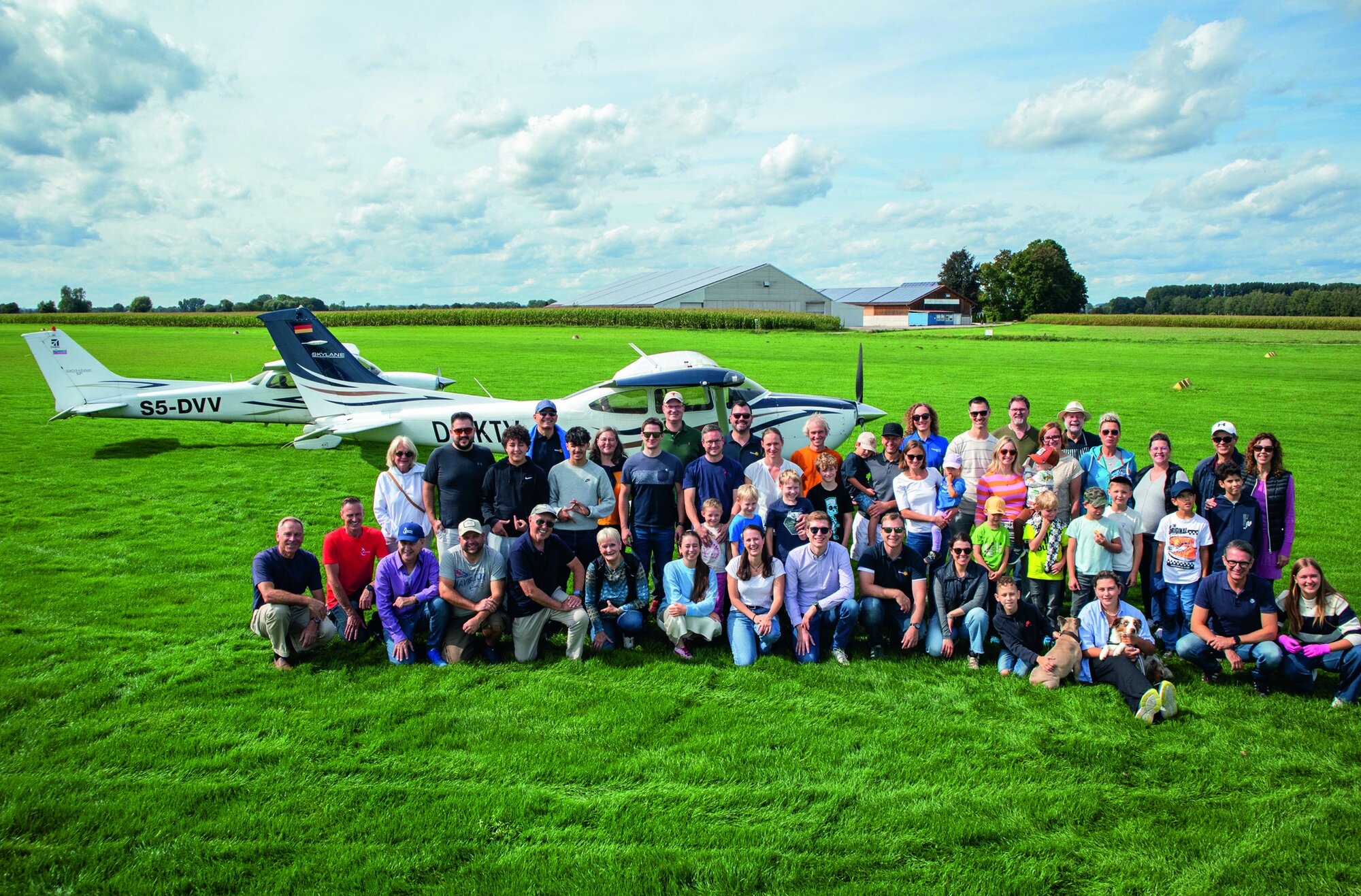 Kinder, Eltern und Helfer des RC Ulm / Neu-Ulm mit den Piloten des Flugtages Kinder, Eltern und Helfer des RC Ulm / Neu-Ulm mit den Piloten des Flugtages