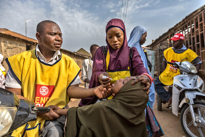 Impfhelfer in Nigeria impfen Kinder gegen Polio