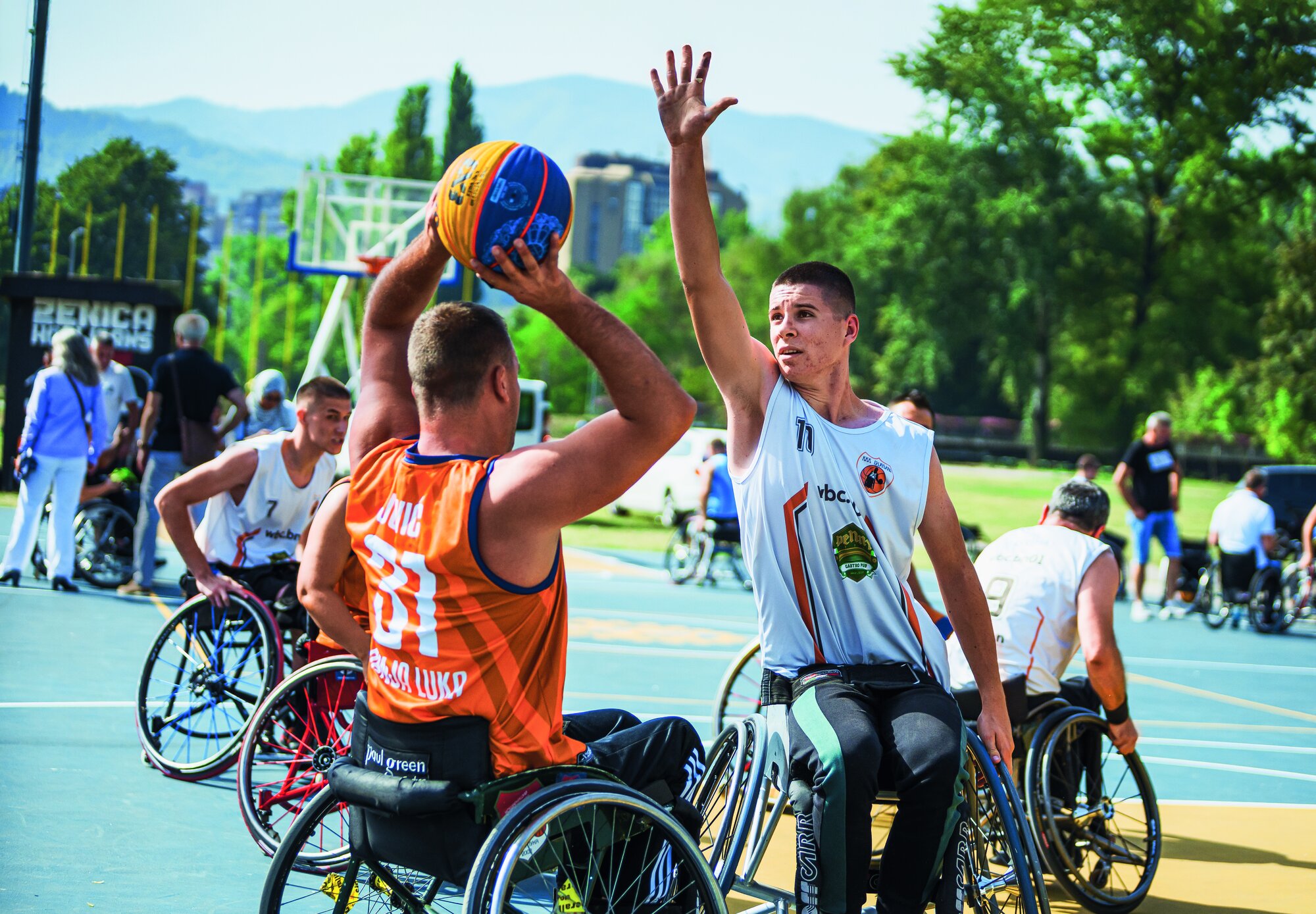 Sechs Rollstuhlbasketballteams aus der Region trafen sich im Kamberovića-Park in Zenica zum ersten Turnier. Eine Umfrage ergab den Wunsch nach mehr Spielmöglichkeiten für Menschen mit Behinderungen