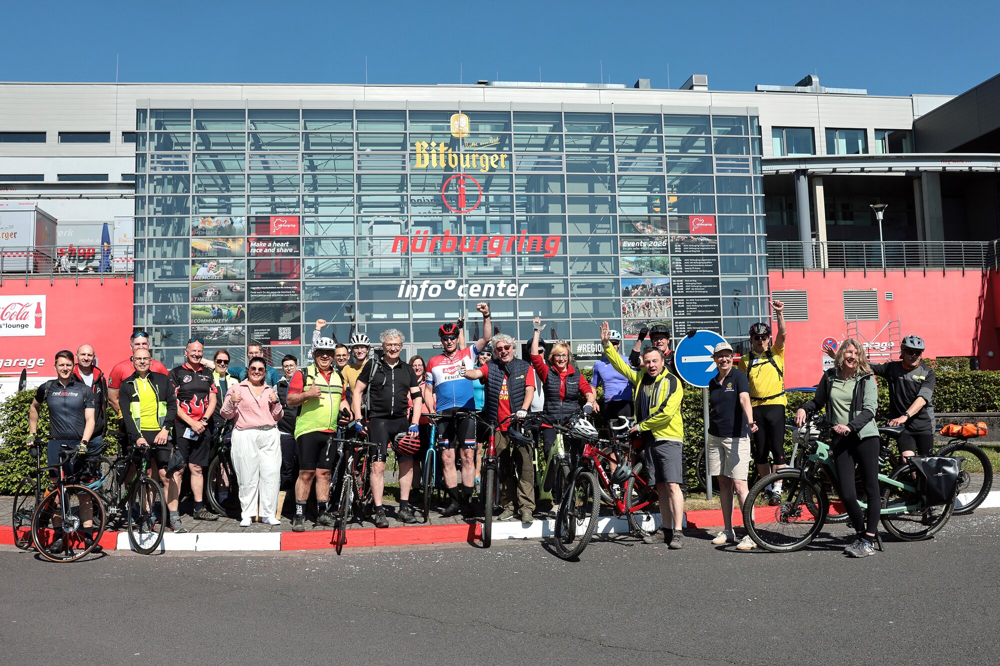 Bei der Startaufstellung mit allen Radlern und Radlerinnen vor dem Nürburgring-Infocenter