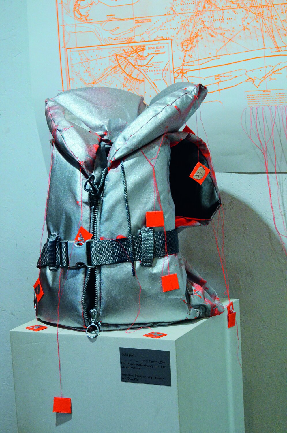 „May Day“ lautet der Name der Schwimmweste von Caroline Flor „May Day“ lautet der Name der Schwimmweste von Caroline Flor