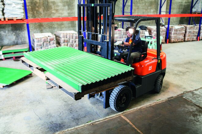 Die doppelte Buchführung hilft dabei. Später lädt Domi Wellblech-Dachlatten in einen Lkw