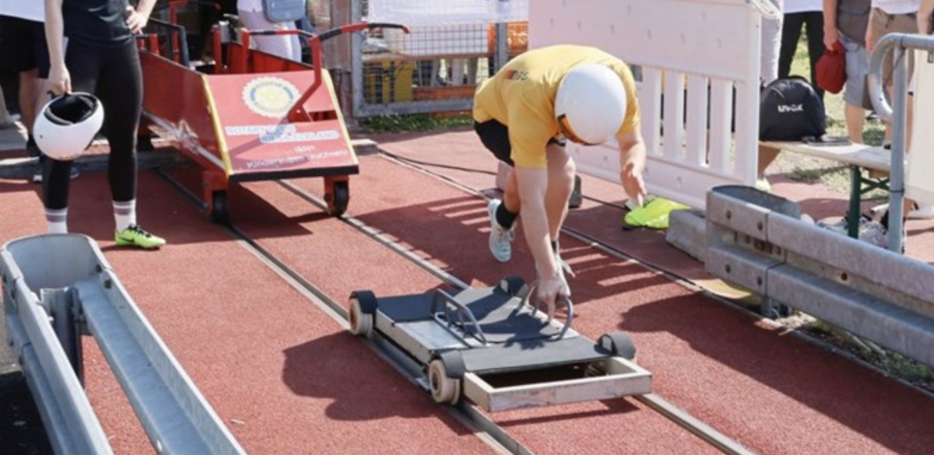 Die Profis machten es vor. Im 4er-Publikums-Bob testeten die Rotary-Teams dann später die Bahn