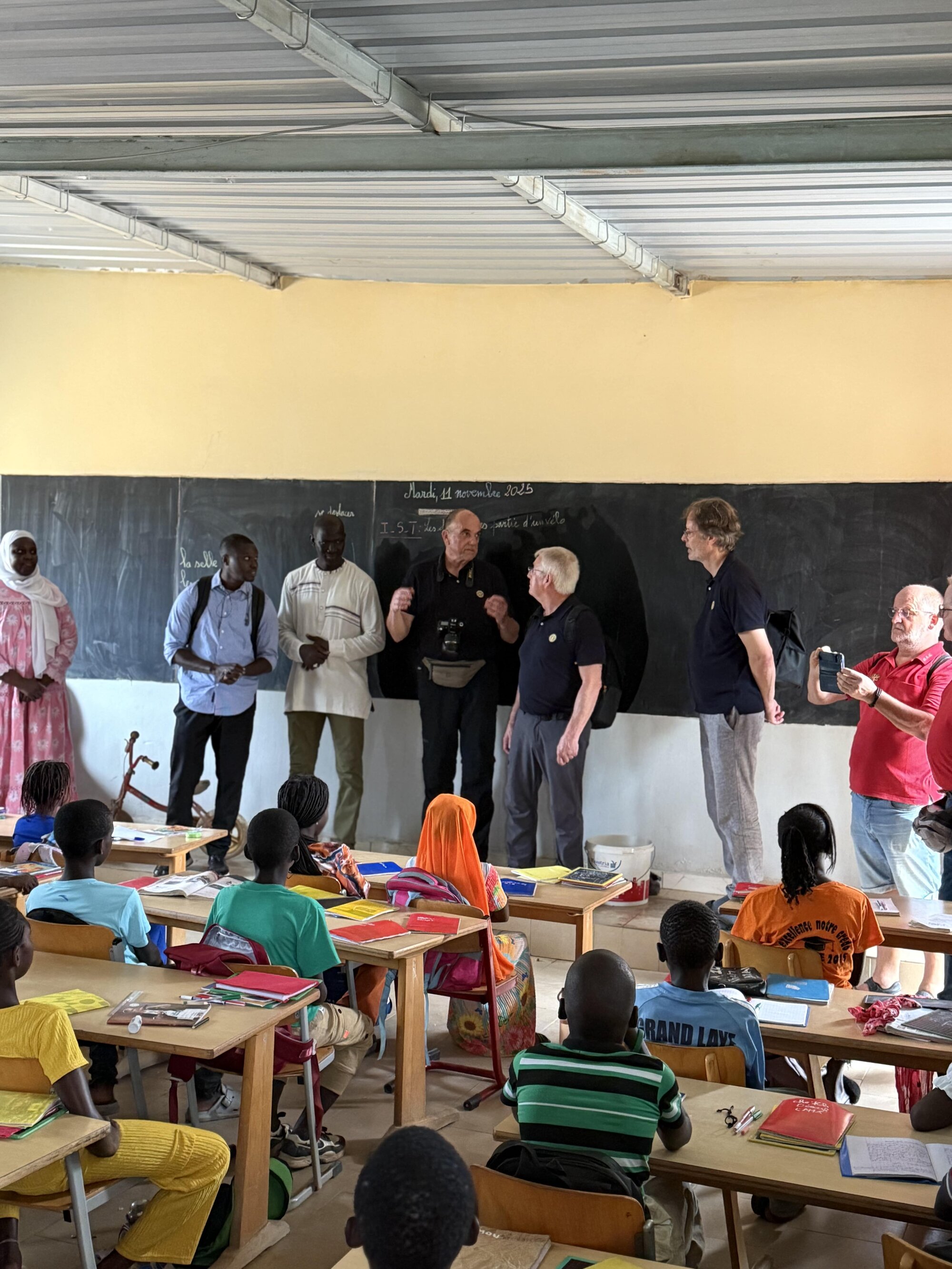 Rotarier besuchen eine Schulklasse im Senegal