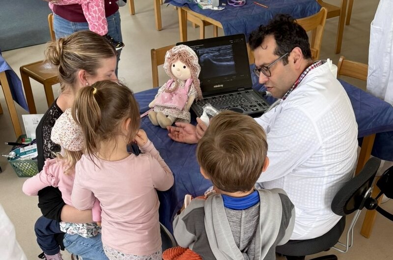 „Was fehlt denn der Kleinen? Wo tut es ihr weh?” – Alles wie beim richtigen Arztbesuch