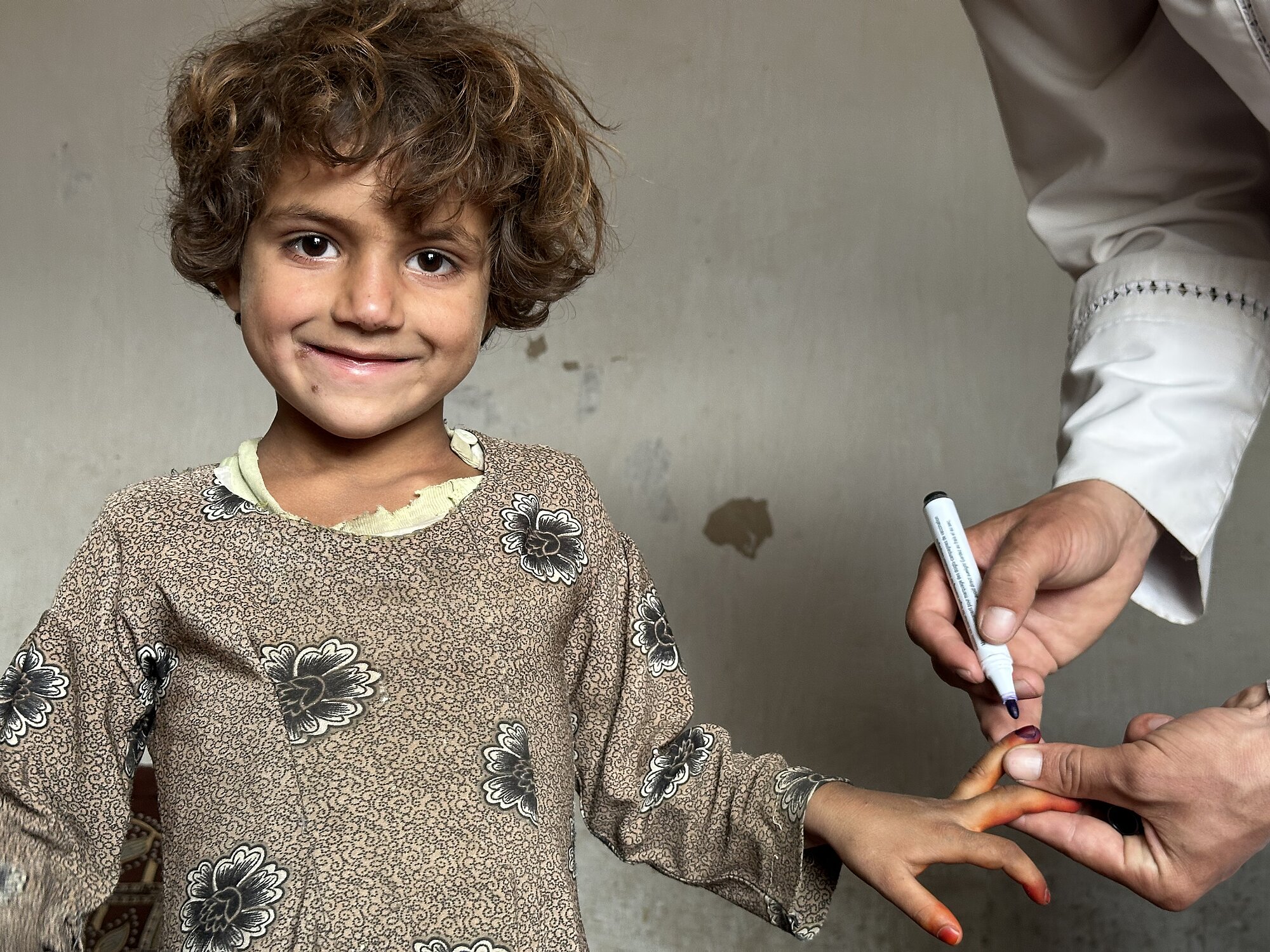 Die Freude, geimpft zu sein, ist bei dem afghanischen Kind groß Die Freude, geimpft zu sein, ist bei dem afghanischen Kind groß