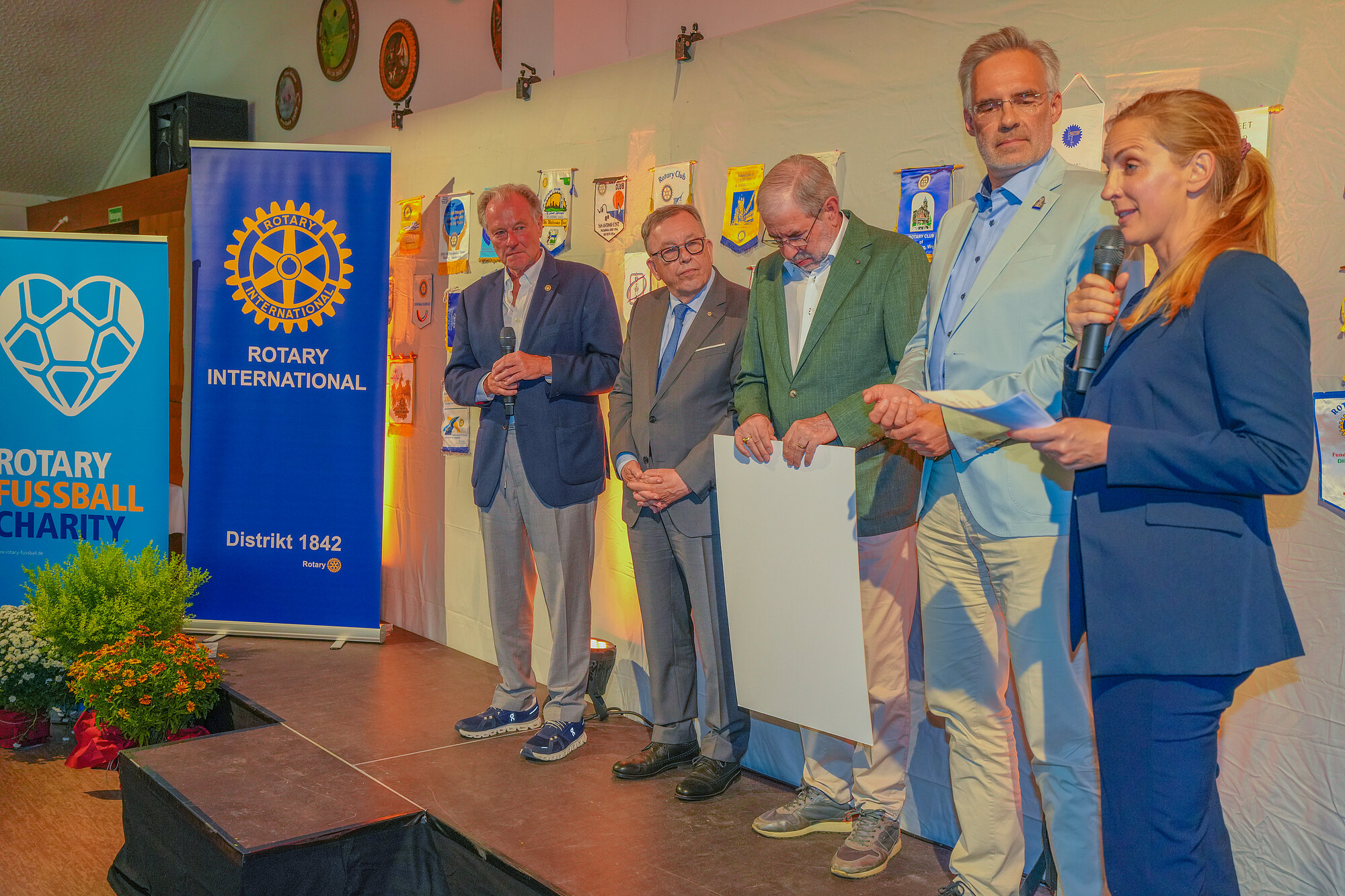 Krankenwagen für die Ukraine brachten Projektleiter Frank Meik , PDG Armin Staigis, Günter Maenner, Oliver Pannke und Moderatorin Caro Matzko mit der Übergabe der Spende auf den Weg