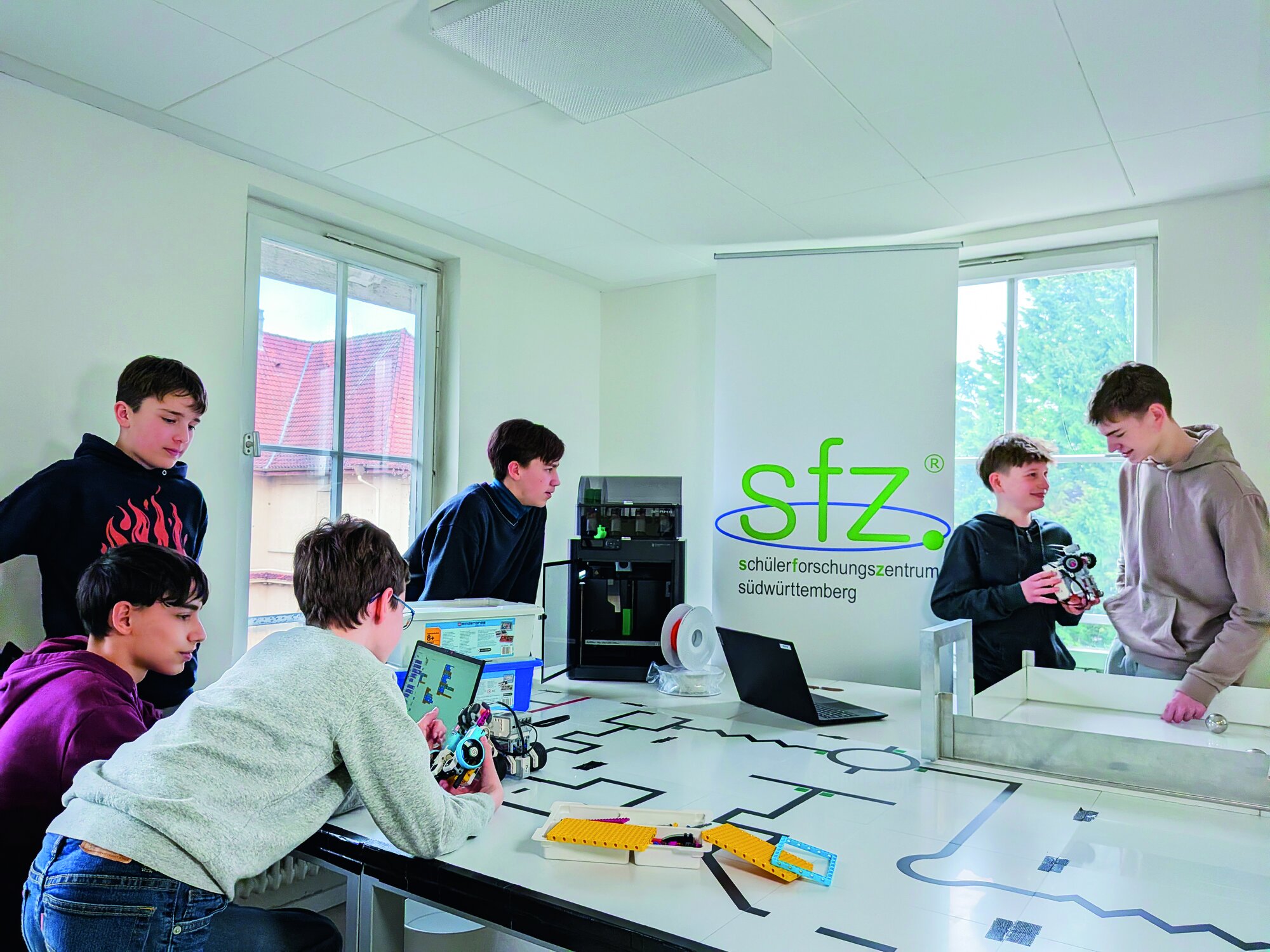 ​Schüler der Robotics AG im neuen Laborraum