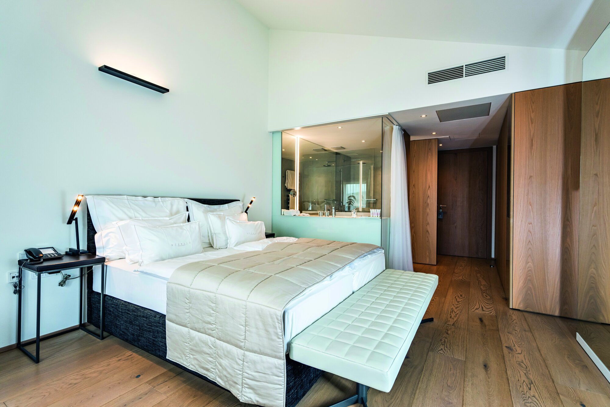 Großzügig geschnittene Zimmer im zeitgenössischen Stil mit Holzparkett