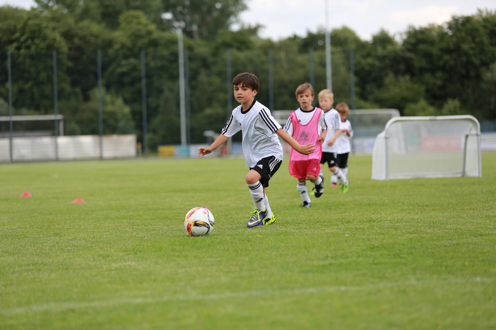 Durch die deutlich kleineren Teamgrößen haben alle Kinder mehr Ballkontakte, Erfolgserlebnisse und sind stärker ins Spiel eingebunden Durch die deutlich kleineren Teamgrößen haben alle Kinder mehr Ballkontakte, Erfolgserlebnisse und sind stärker ins Spiel eingebunden
