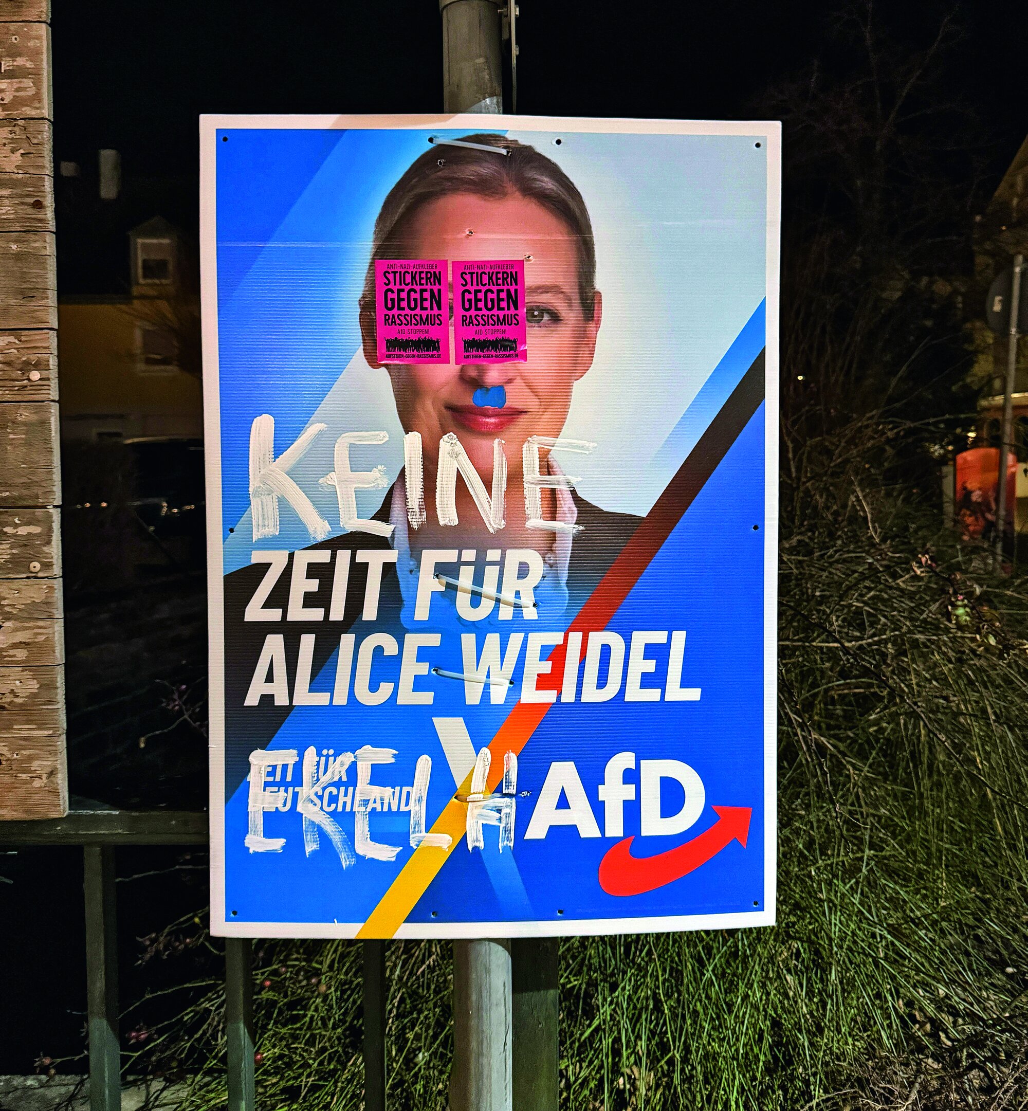 Februar 2025: Im Vorfeld der Bundestagswahl wird ein AfD-Wahlplakat in Bad Wörishofen Opfer von Protesten