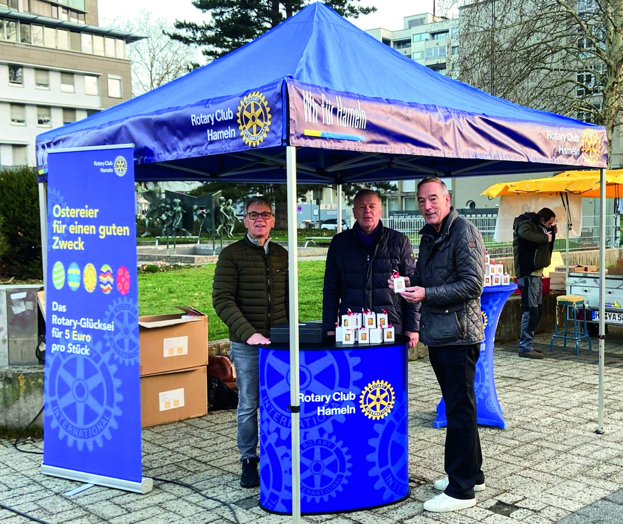 6 Uhr auf dem Wochenmarkt. Rotary ist bereit 6 Uhr auf dem Wochenmarkt. Rotary ist bereit