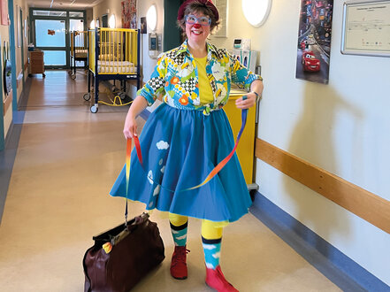 Babette erfreut als Clinik-Clownin Kinder in Krankenhäusern.