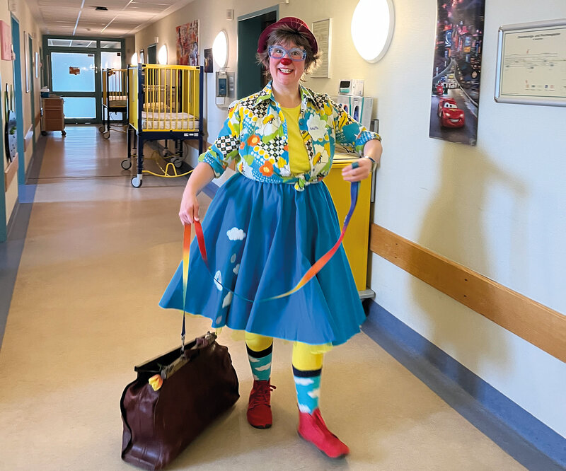 Babette erfreut als Clinik-Clownin Kinder in Krankenhäusern.