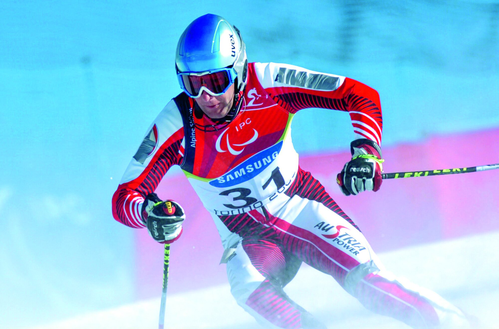 Julian Hadschieff bei den Paralympics 2006 in Sestriere. Damals konnte er hinter dem Guide noch im Renntempo Riesentor-laufschwünge machen Julian Hadschieff bei den Paralympics 2006 in Sestriere. Damals konnte er hinter dem Guide noch im Renntempo Riesentor-laufschwünge machen