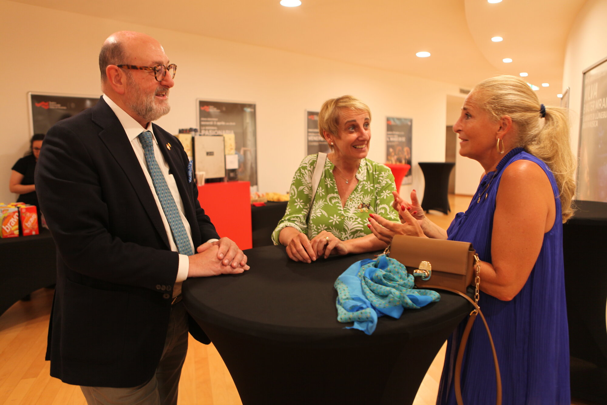 Das strategische Gründen von Rotary Clubs macht sich bezahlt: Das erklären Giovanni Sambo und Sabrina Daneluzzi der interessierten Gerti Gruber Das strategische Gründen von Rotary Clubs macht sich bezahlt: Das erklären Giovanni Sambo und Sabrina Daneluzzi der interessierten Gerti Gruber