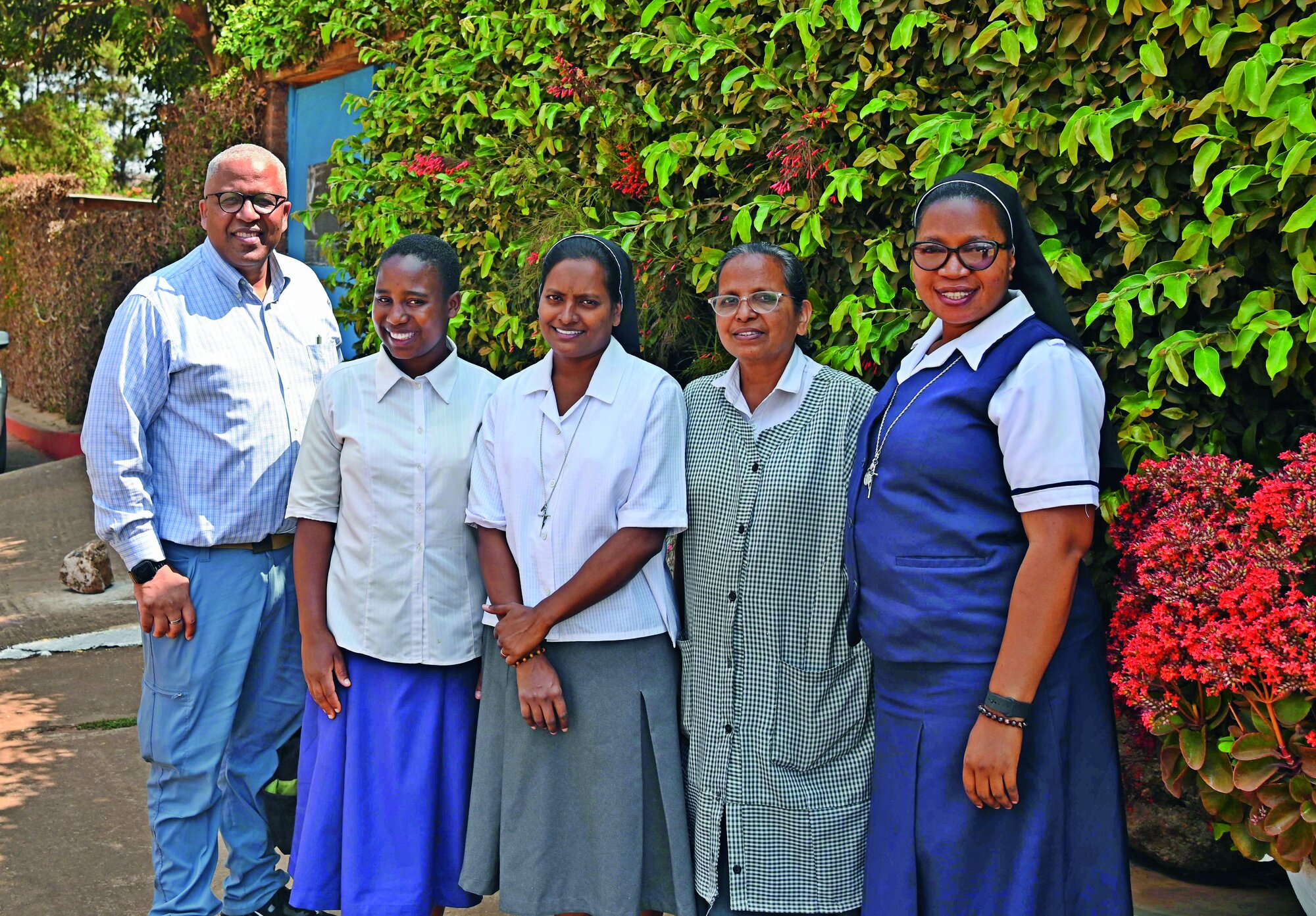Paul Desanker mit den Schwestern des Rehabilitationszentrums St. Mary’s in Chezi