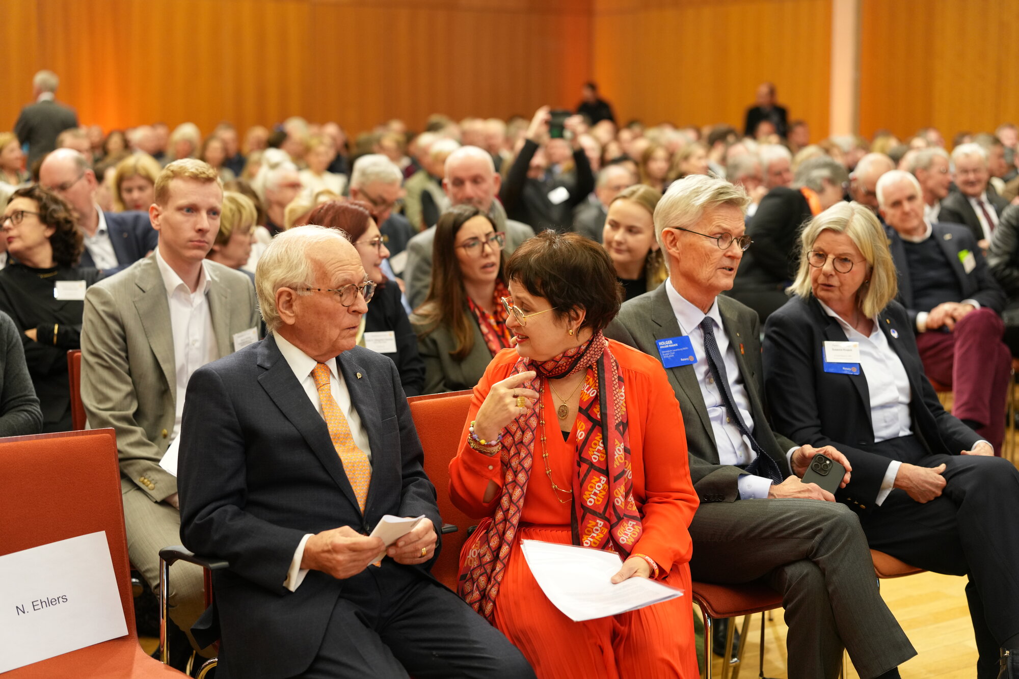 Wolfgang Ischinger im Gespräch mit Christine Büring, recht daneben Holger Knaack mit seiner Frau Susanne Wolfgang Ischinger im Gespräch mit Christine Büring, recht daneben Holger Knaack mit seiner Frau Susanne