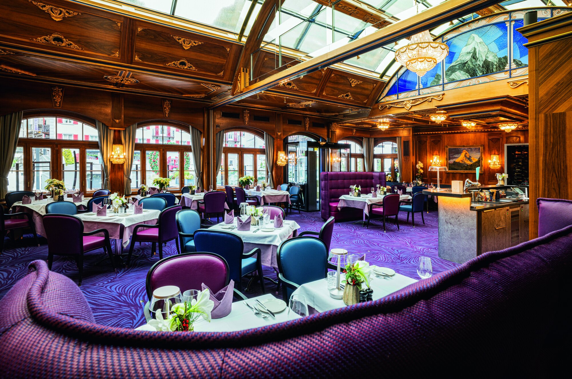 Die elegante Inneneinrichtung und die traditionelleArchitektur der Fassade mit Holz sorgen für alpinen Charme und romantische Atmosphäre.