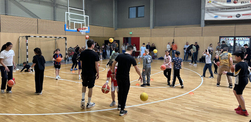 Viele Bälle, viele Korbwürfe beim Basketball-Test Viele Bälle, viele Korbwürfe beim Basketball-Test