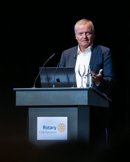Pro. Manfred Spitzer beim Vortrag über die Gefahren digitaler Medien für Kinder und Jugendliche beim RC Kempten