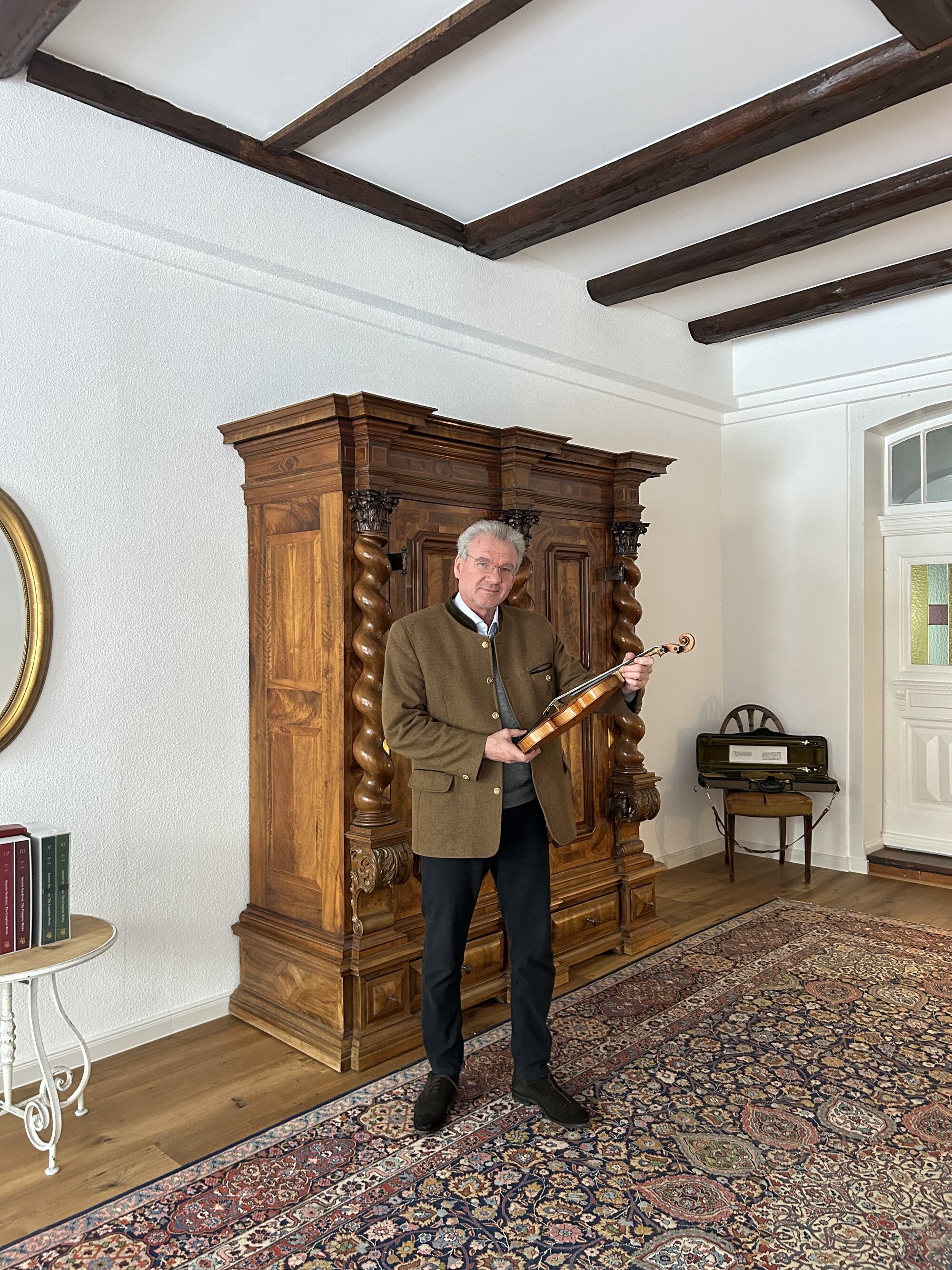 Leidenschaftlicher Blick von Josef Kröner auf seine wertvolle Geige aus demJahre 1686