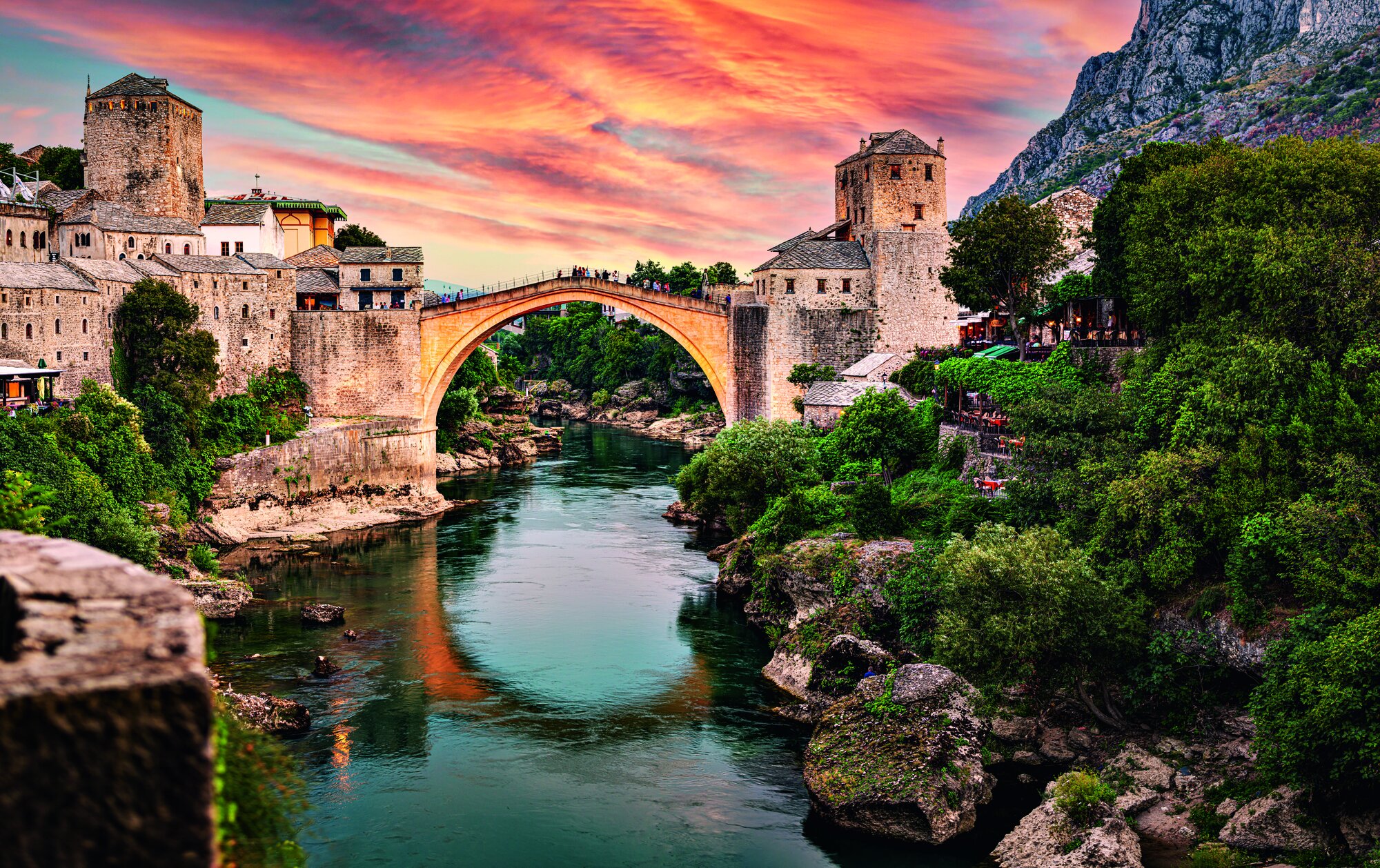 Die Brücke von Mostar: Ein symbolträchtiger Ort, der die Ethnien und Kulturen bis heute eher trennt als verbindet Die Brücke von Mostar: Ein symbolträchtiger Ort, der die Ethnien und Kulturen bis heute eher trennt als verbindet