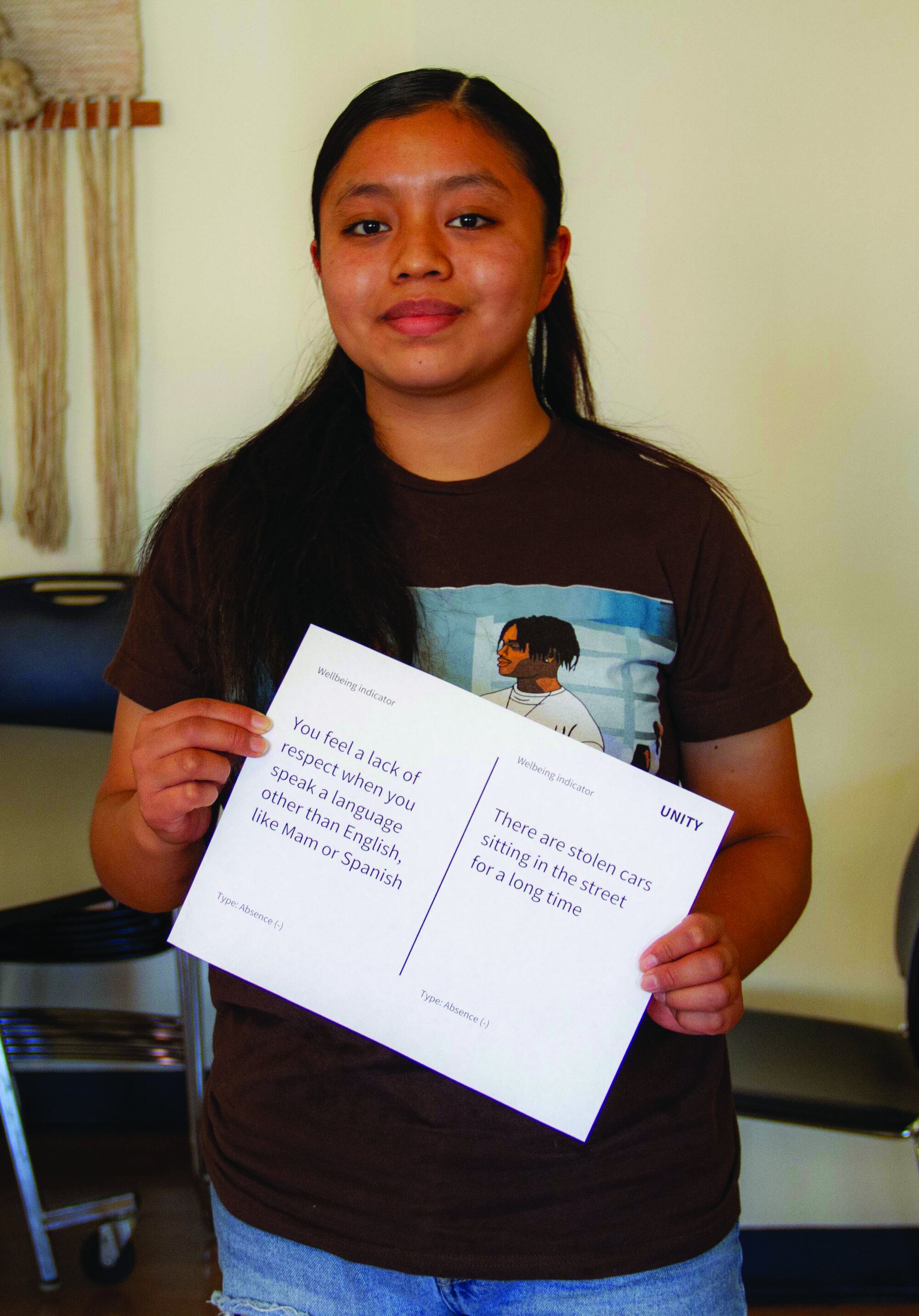 Eine Teilnehmerin eines EPI-Projekts inKalifornien zeigt Friedensindikatoren