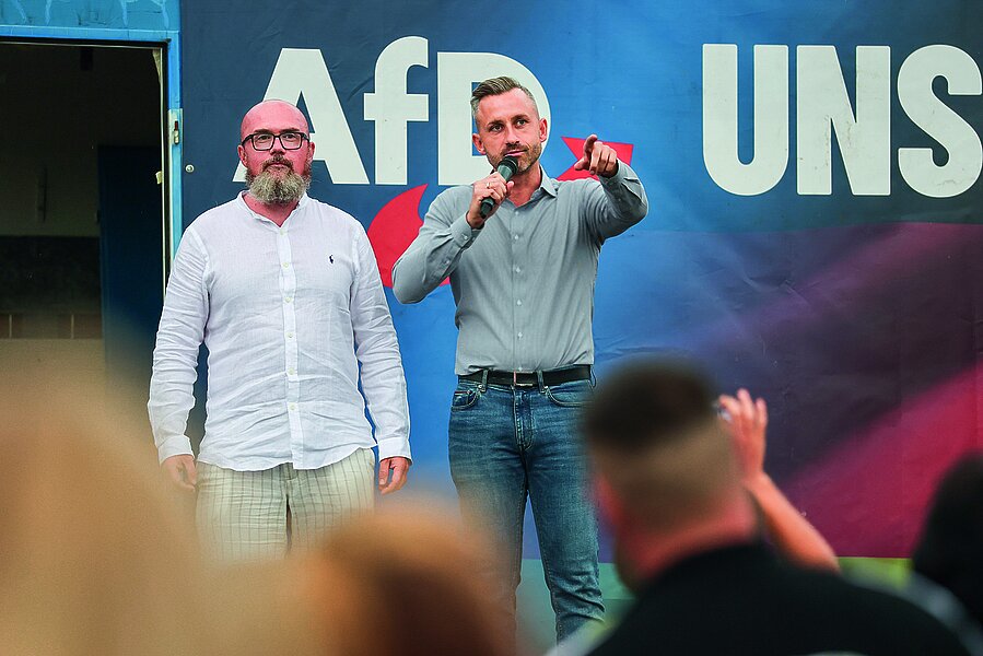 Applaus aus Moskau: Ulrich Siegmund (r.), siegreicher Spitzenkandidat der AfD bei der Landtagswahl in Sachsen-Anhalt, und Hans-Thomas Tillschneider, kulturpolitischer Sprecher, stehen beim Familienfest der Partei zusammen auf der Bühne Applaus aus Moskau: Ulrich Siegmund (r.), siegreicher Spitzenkandidat der AfD bei der Landtagswahl in Sachsen-Anhalt, und Hans-Thomas Tillschneider, kulturpolitischer Sprecher, stehen beim Familienfest der Partei zusammen auf der Bühne