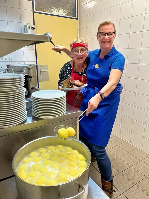 Reb´nate Unseld und Silke Steinhoff kochen Knödel für eine Weihnachtsessen für Obdachlose.