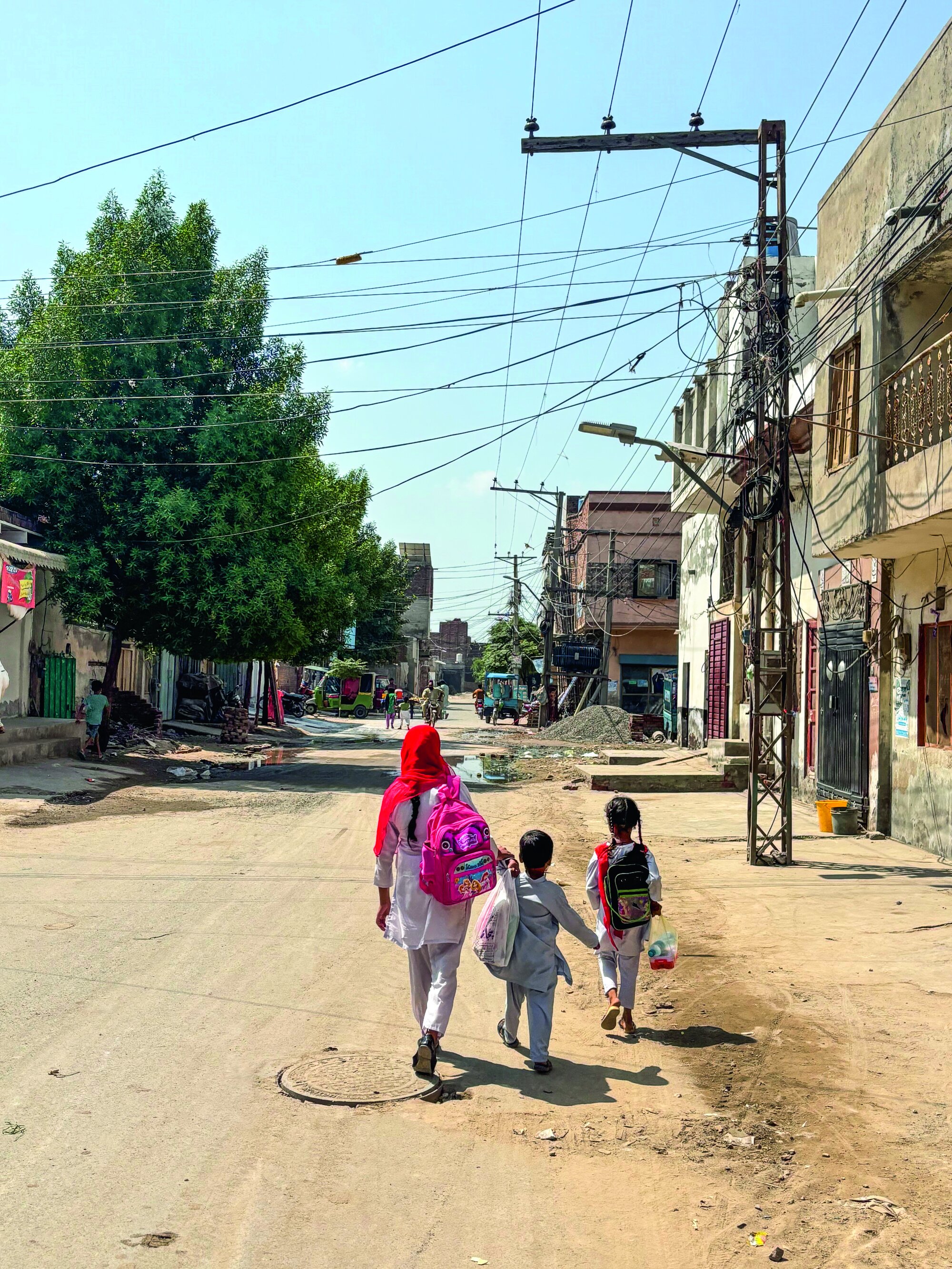Auf dem Weg zur Schule: Seher und Subhan in Begleitung einer älteren Mitschülerin
