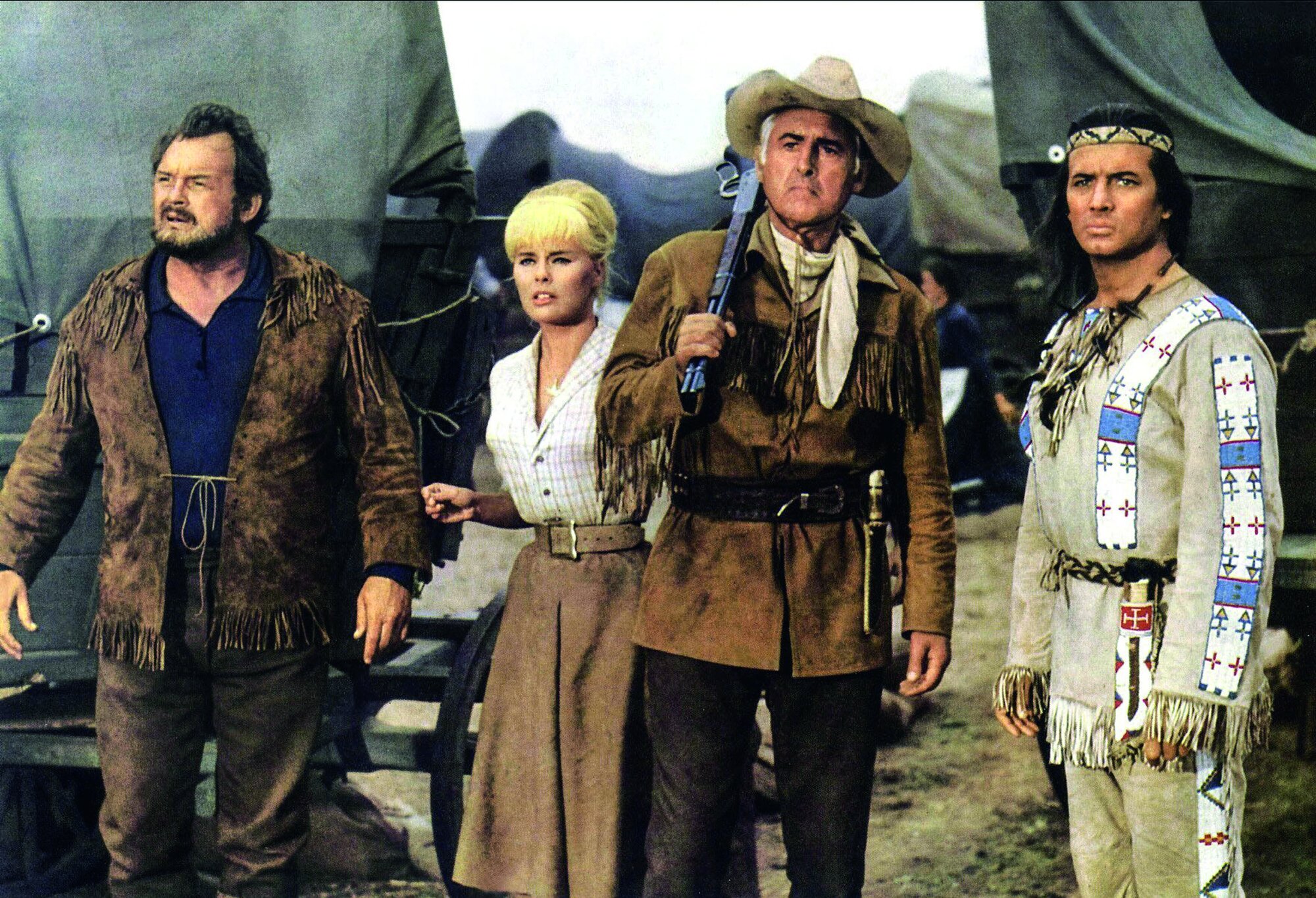 Elke Sommer mit (v. l.) Walter Barnes, Stewart Granger und Pierre Brice im Film „Unter Geiern“ (1964) 