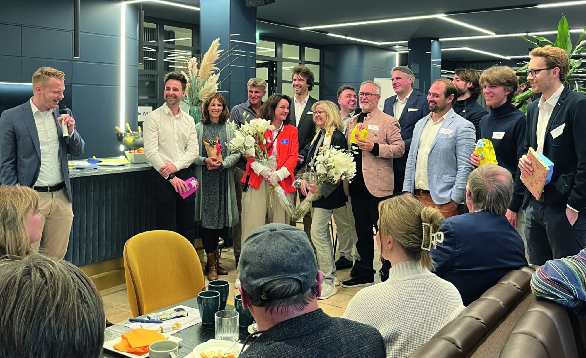 Die Expertenrunde um die Organisatorinnen Barbara Saring und Christine Boos (vorn Mitte) sorgte für tiefe und spannende Einblicke in die KI