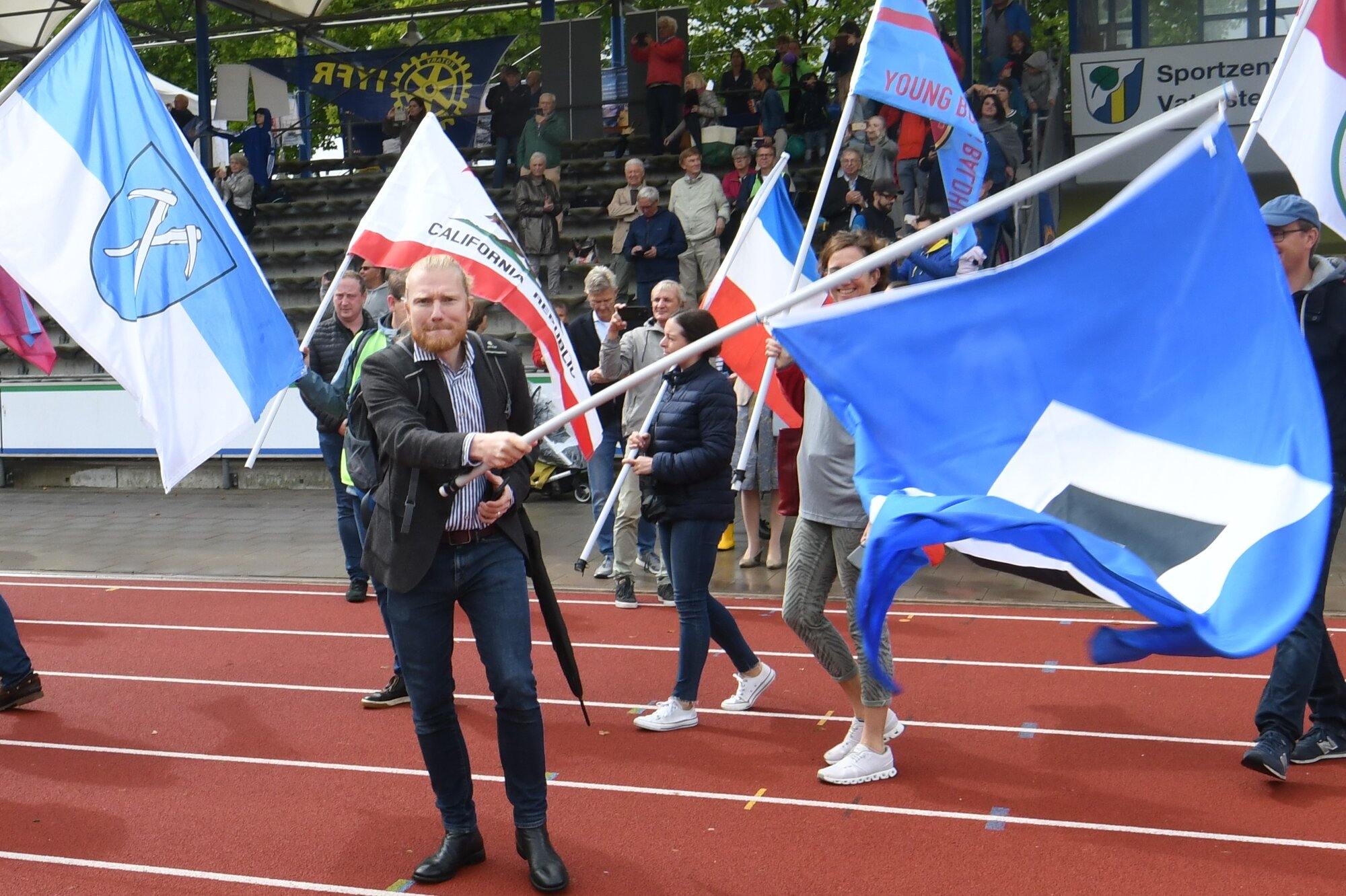 Schon beim letzten Mal mit dabei: die Fans unterschiedlicher Fußballvereine – hier Chefredakteur Björn Lange mit der HSV-Fahne
