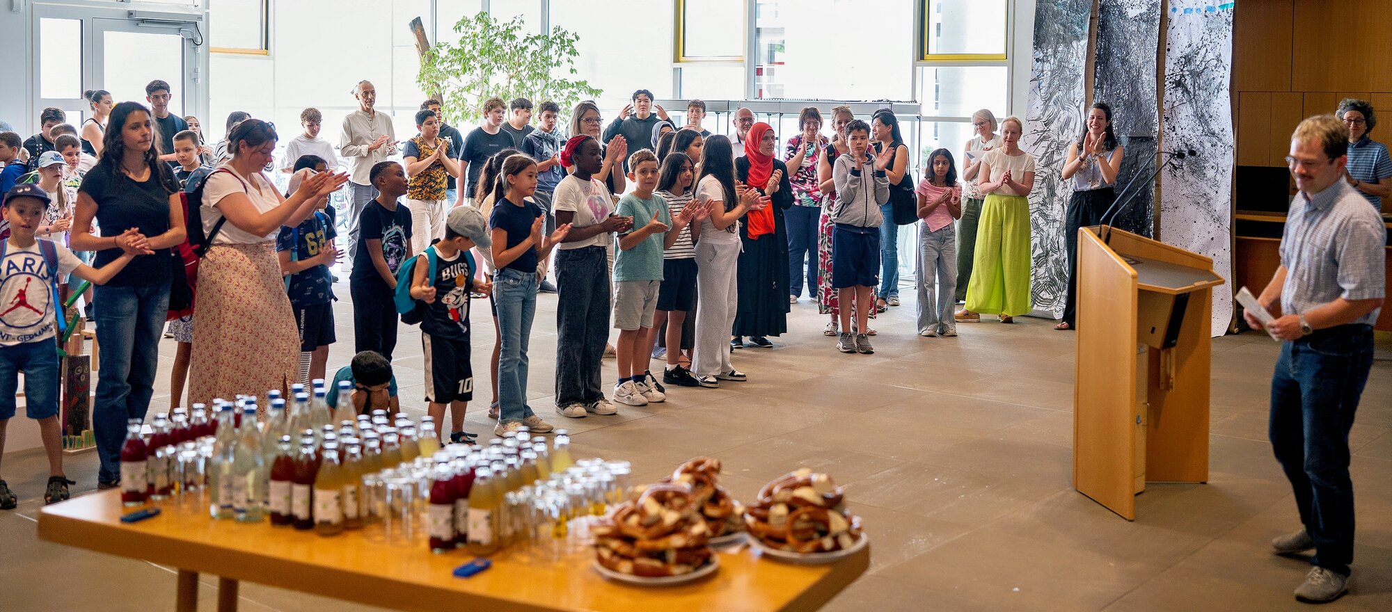 Bei der Vernissage: Til Haendle, Präsident des RC Hohenkarpfen-Tuttlingen, begrüßt die Künstlerinnen und Künstler sowie zahlreiche Gäste im Rathaus.“ 