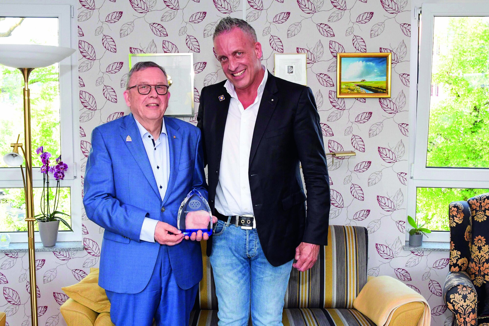 Armin Staigis erhält von Governor Daniel Neuer die Ehrung