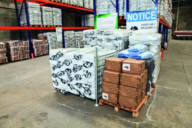 Es darf ihnen nicht passieren, dass vor Ort plötzlich ein ShelterKit zu wenig vorhanden ist. Sie sortieren die Hilfsgüter nach Einsatztagen