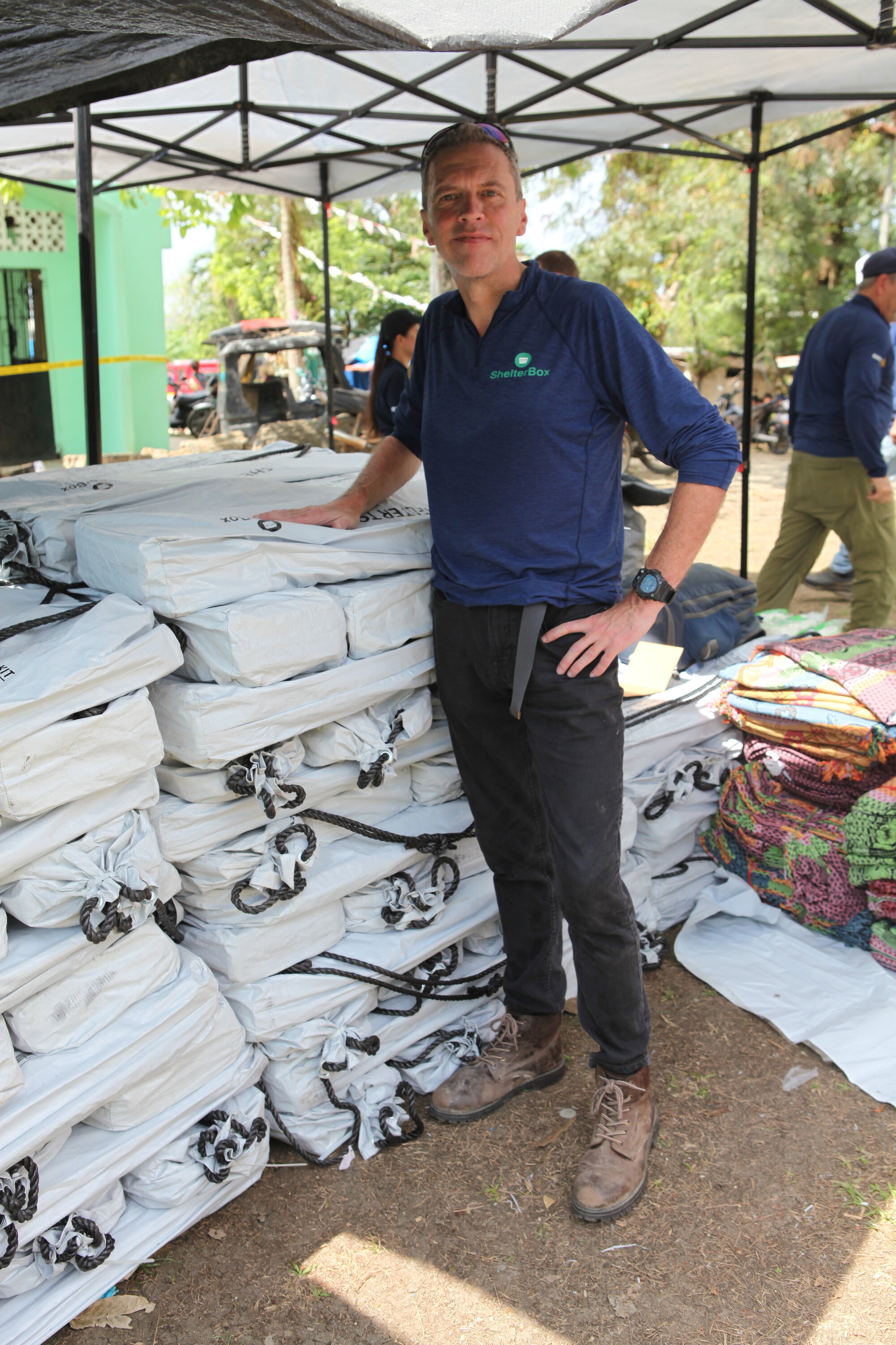 Martin Strutton ist auf den Philippinen im Einsatz, um Menschen zu helfen, die ihr Zuhause aufgrund eines Taifunes verloren haben. 