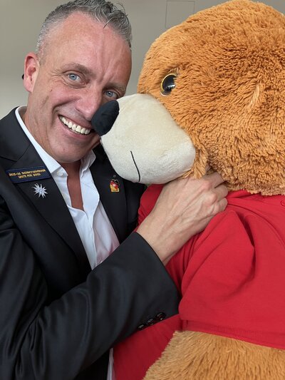 Distriktgovervor Daniel Neuer kuschelt mit dem Polio-Bären.