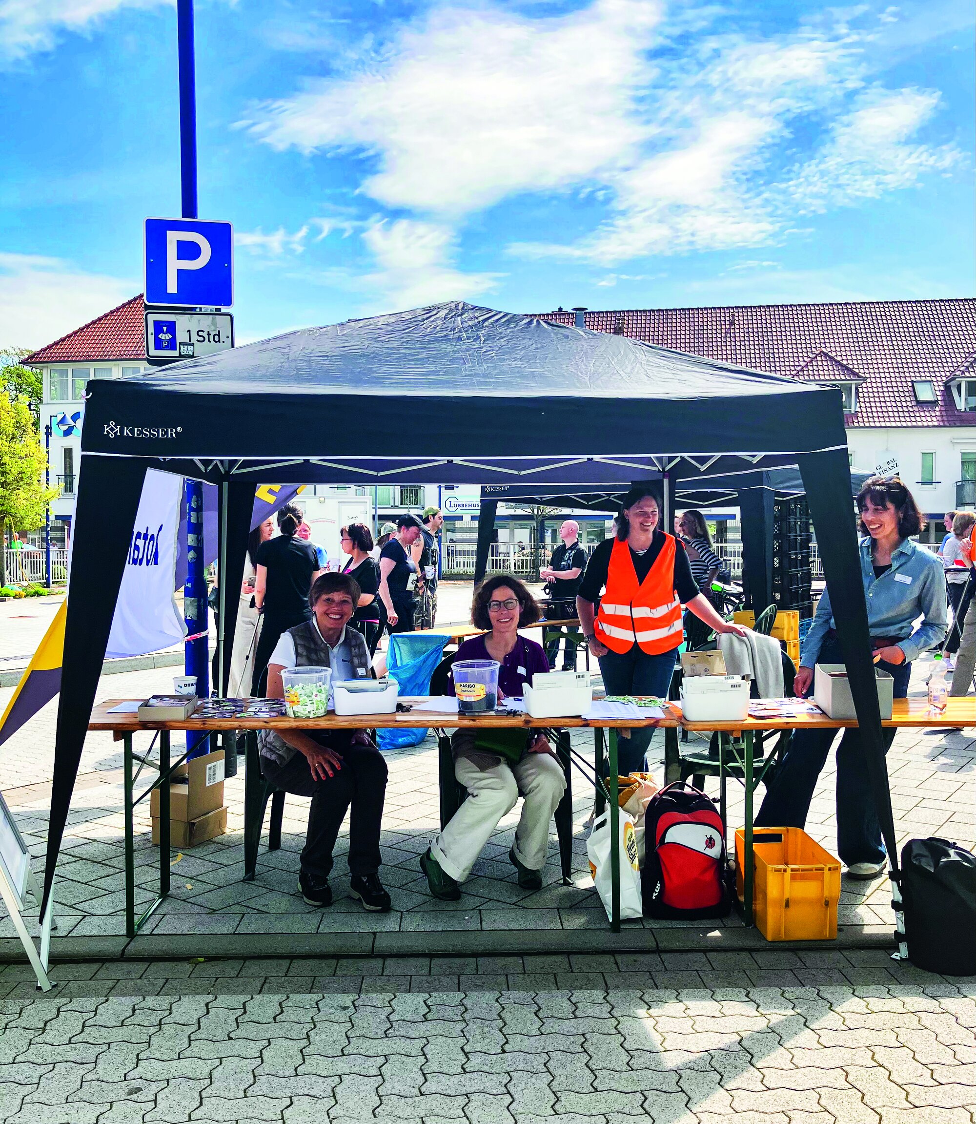 Im „Anmelde-Zelt“ sitzen Ass.-Gov.Ulrike Aker und Anne Siemon (RC Hude-Oldenburg, r.)