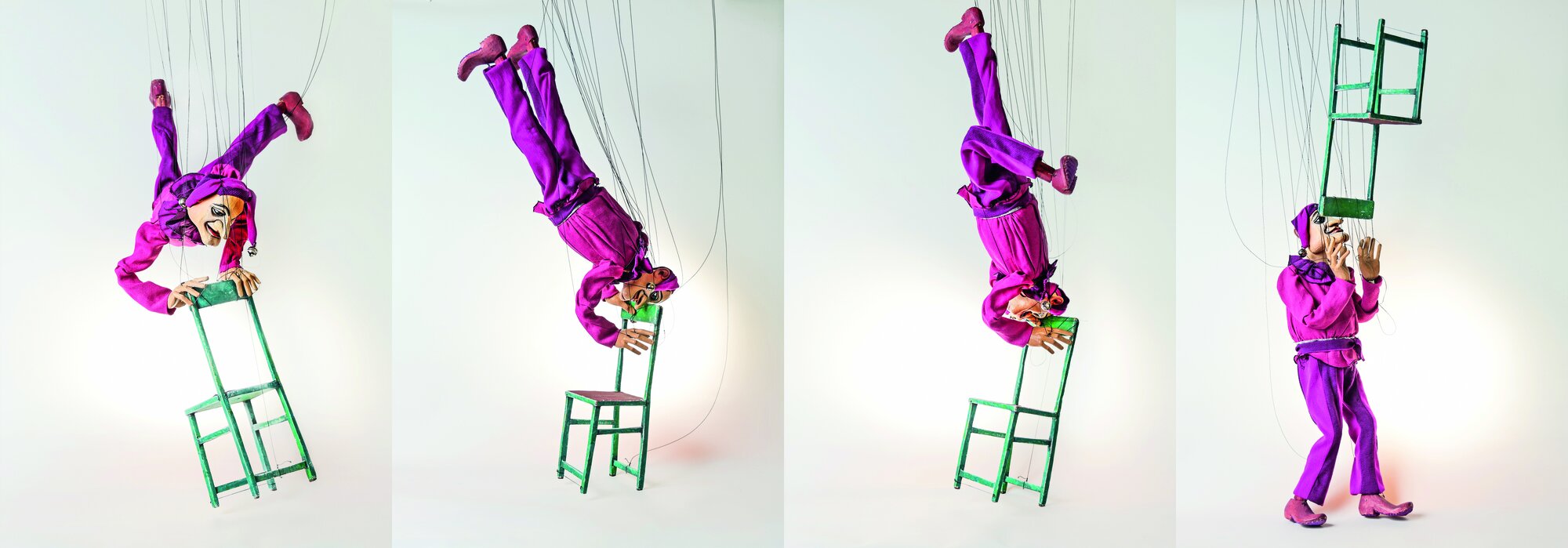 … Durch gezieltes Anheben, Senken oder Kippen dieses Kreuzes werden die Fäden unterschiedlich gespannt, sodass die Puppe realistische Bewegungen auf der Bühne ausführen kann.