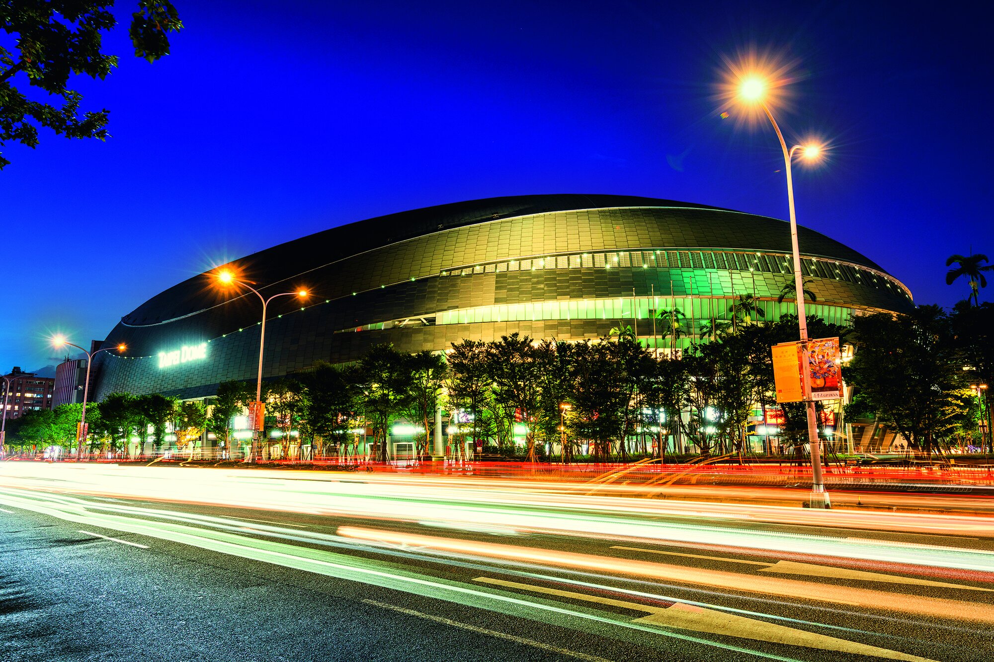 Der Taipei Dome in Taipeh erstrahlt bei Nacht
