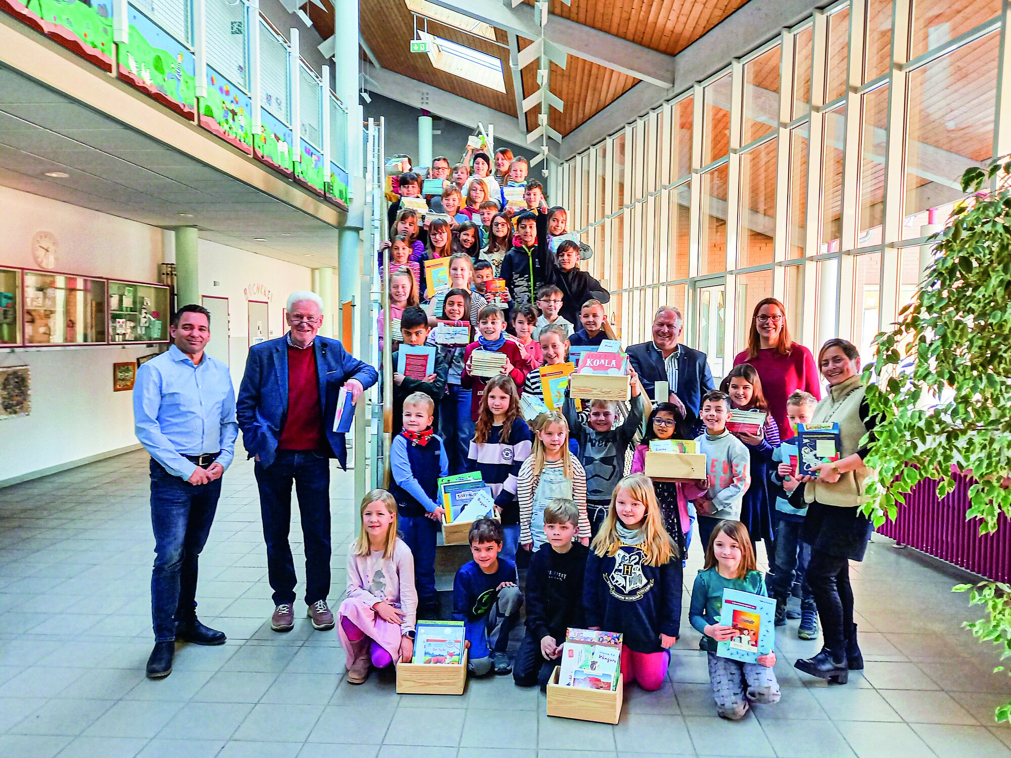 Strahlende Gesichter: Bücherübergabe an der Astrid-Lindgren-Schule in Usingen