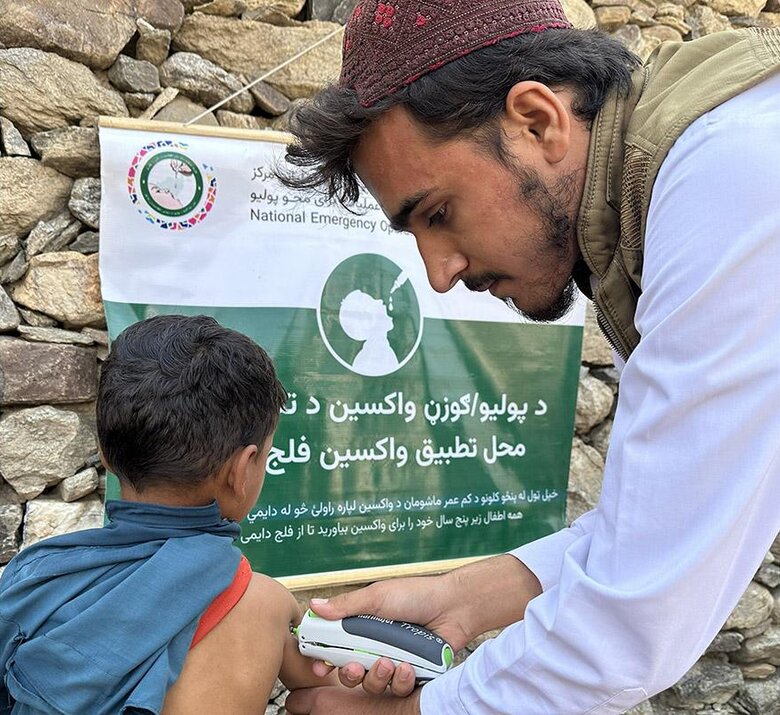 Zahir Islam nutzt einen Injektor ohne Nadel, um einem Kind in Ost-Afghanistan die Impfung gegen Polio zu verabreichen. Eltern, die vorher injizierbare Impfstoffe gemieden hatten, brachten ihre Kinder nun voller Vertrauen zur Impfstelle, merkte er. Zahir Islam nutzt einen Injektor ohne Nadel, um einem Kind in Ost-Afghanistan die Impfung gegen Polio zu verabreichen. Eltern, die vorher injizierbare Impfstoffe gemieden hatten, brachten ihre Kinder nun voller Vertrauen zur Impfstelle, merkte er.